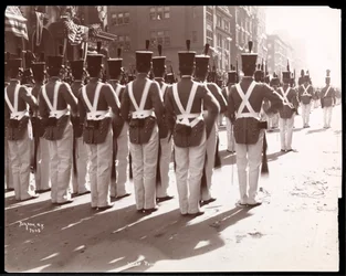 Uitzicht op West Point cadetten in de Dewey Parade op Fifth Avenue, New York, 1899